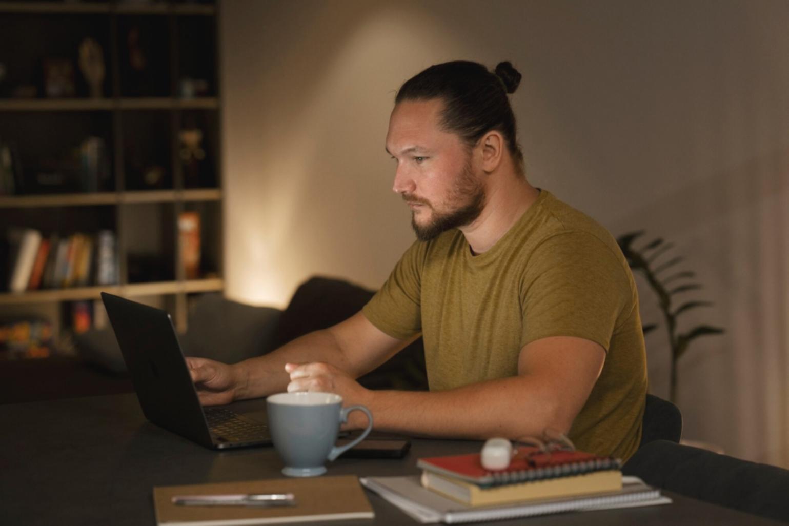 Entrepreneur travaillant sur sa stratégie budgétaire