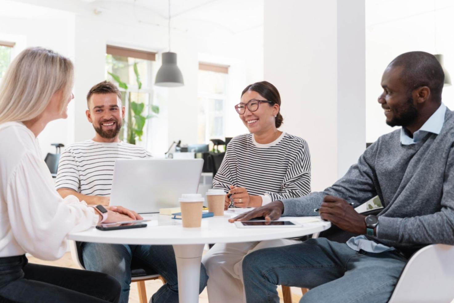 Entrepreneur travaillant sur son budget avec des documents financiers